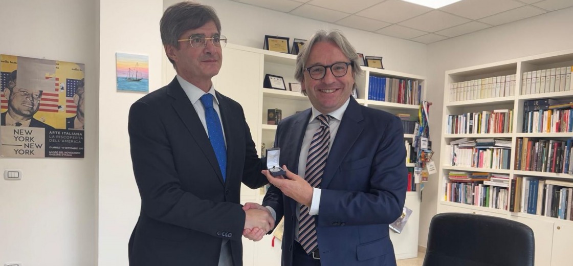 Medaglia a Lino Morgante per i 35 anni di iscrizione all'Ordine